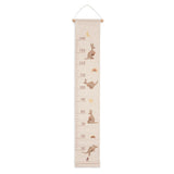Toise murale bébé en coton motif kangourou. Idéale pour suivre la croissance de l’enfant et décorer la chambre avec un joli souvenir.
