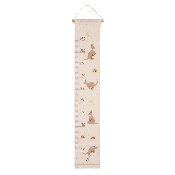 Toise murale bébé en coton motif kangourou. Idéale pour suivre la croissance de l’enfant et décorer la chambre avec un joli souvenir.
