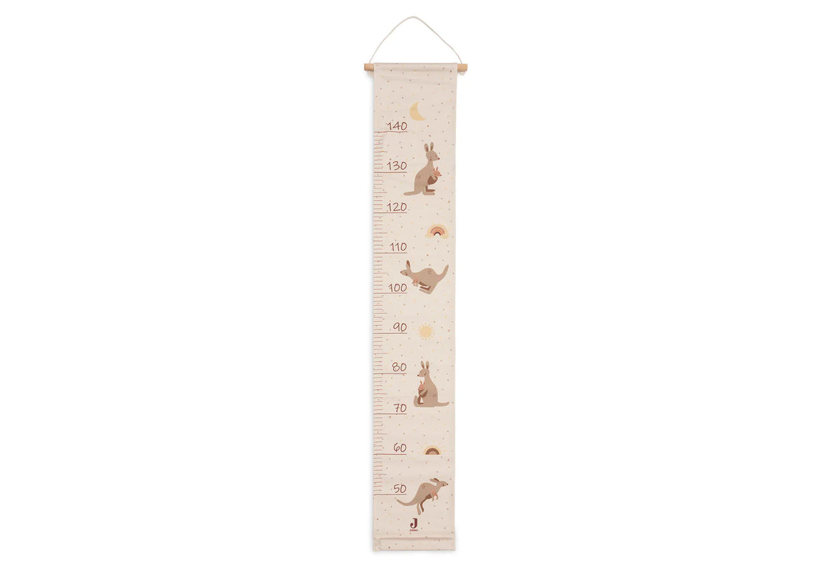 Toise murale bébé en coton motif kangourou. Idéale pour suivre la croissance de l’enfant et décorer la chambre avec un joli souvenir.