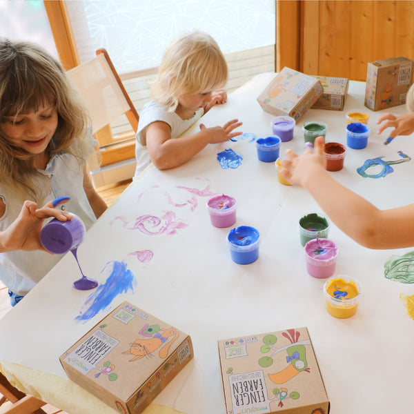 Coffret 4 pots peinture aux doigts “Luka”, naturelle et vegan, couleurs jaune, vert, rose et violet. Texture crémeuse anti-éclaboussure, sûre pour les enfants, lavable à l’eau savonneuse.