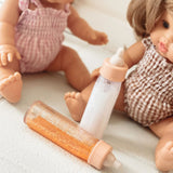 Offrez un jeu d’imitation magique avec le duo de biberons Tiny Harlow. Effet magique réaliste, lait et jus de fruit pour poupées. Développe créativité et empathie dès 3 ans.