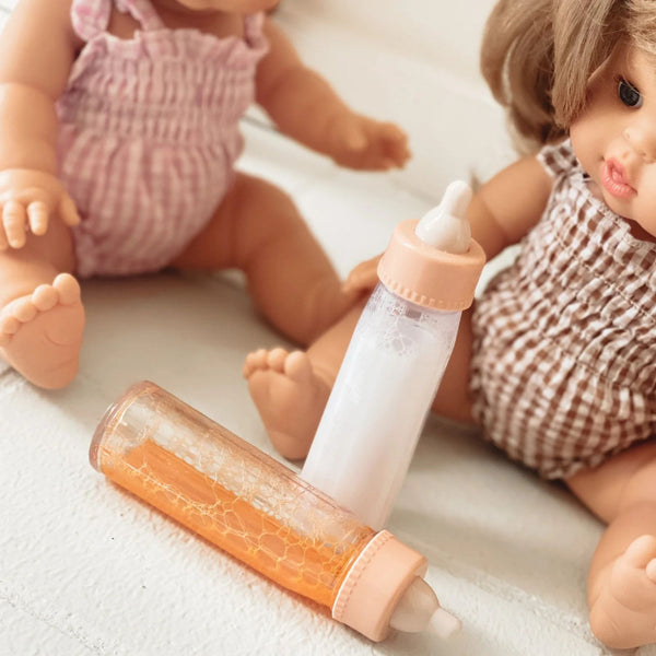 Offrez un jeu d’imitation magique avec le duo de biberons Tiny Harlow. Effet magique réaliste, lait et jus de fruit pour poupées. Développe créativité et empathie dès 3 ans.