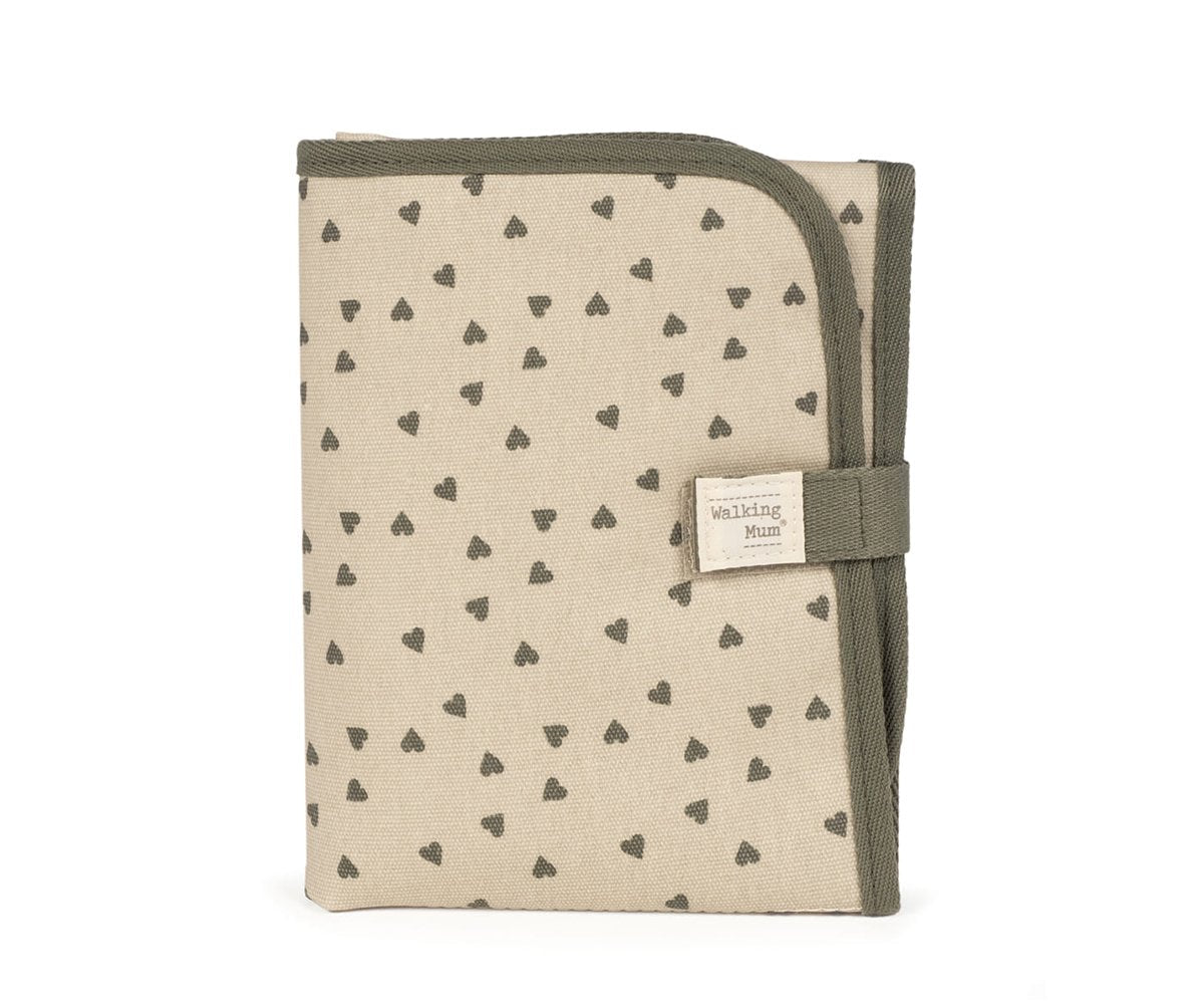 Tapis à langer bébé heart Poppy Moss vert – Motifs cœurs walking mum