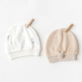 Lot de 2 bonnets en coton 100% pour bébé, doux et respirants. Confort, style et praticité au quotidien. Idéal cadeau naissance.
