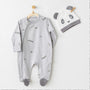 Ensemble pyjama gris pour bébé avec motif panda adorable, zip sur le côté et bonnet assorti tête de panda. Confort 100% coton pour les premières semaines et mois.