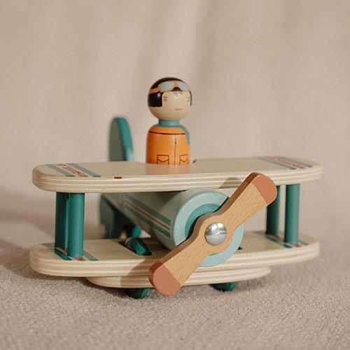 Avion jouet en bois avec hélice et pilote. Jouet d’éveil dès 18 mois pour développer imagination et coordination.