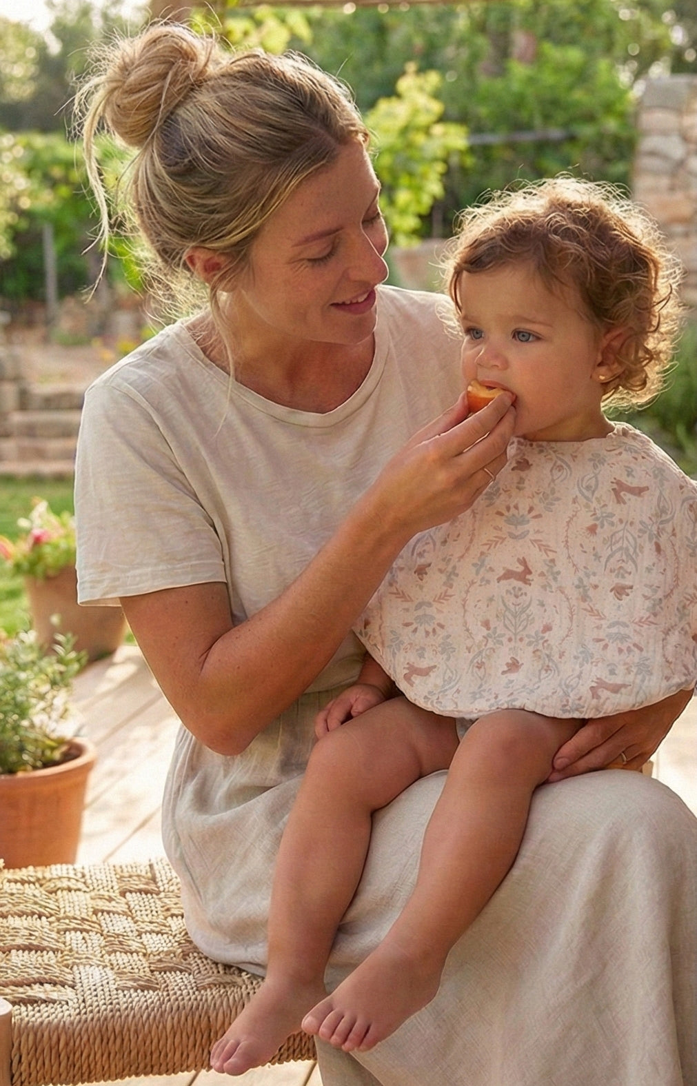 Bavoir 2 en 1 bi-matière poncho / épaule – Jardin enchanté ivoire BB & CO