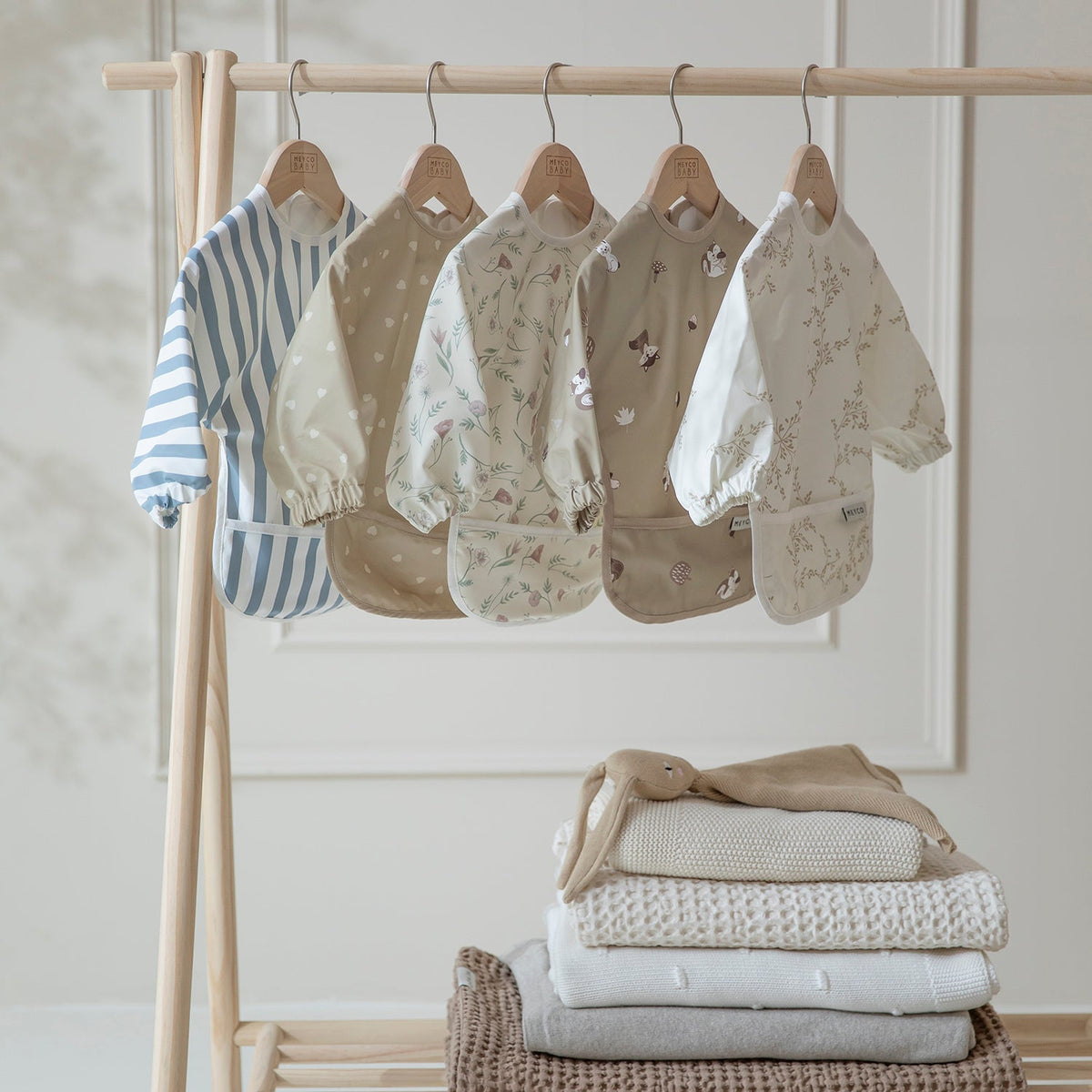 Bavoir à manches courtes fleuri imperméable 9 à 18 mois - Meyco Baby MEYCO BABY