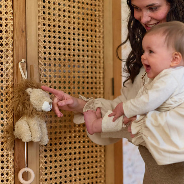 Boîte à musique lion Safari Friends : une mélodie douce et rassurante pour accompagner bébé au coucher. LITTLE DUTCH