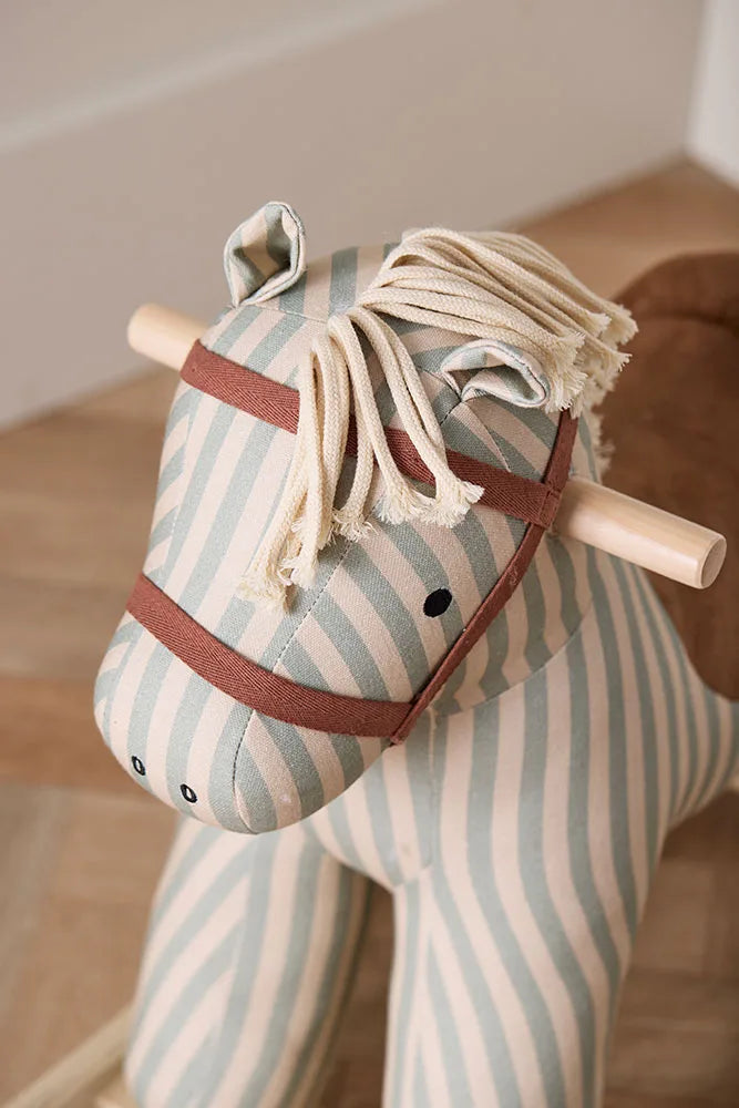 Cheval à bascule Sam en coton – jouet d’éveil dès 18 mois