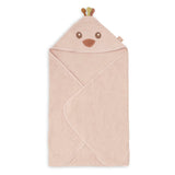 La cape de bain Jollein avec capuche et petites plumes en tissus enveloppe bébé de douceur et de chaleur après chaque bain. Fabriquée en 100 % coton éponge, elle est douce, absorbante et confortable. Son format 75 × 75 cm et son design attendrissant en font un indispensable du linge de bain de bébé.

Cape de bain bébé Jollein avec capuche et petites oreilles en éponge 100 % coton, douce et absorbante, idéale dès la naissance.