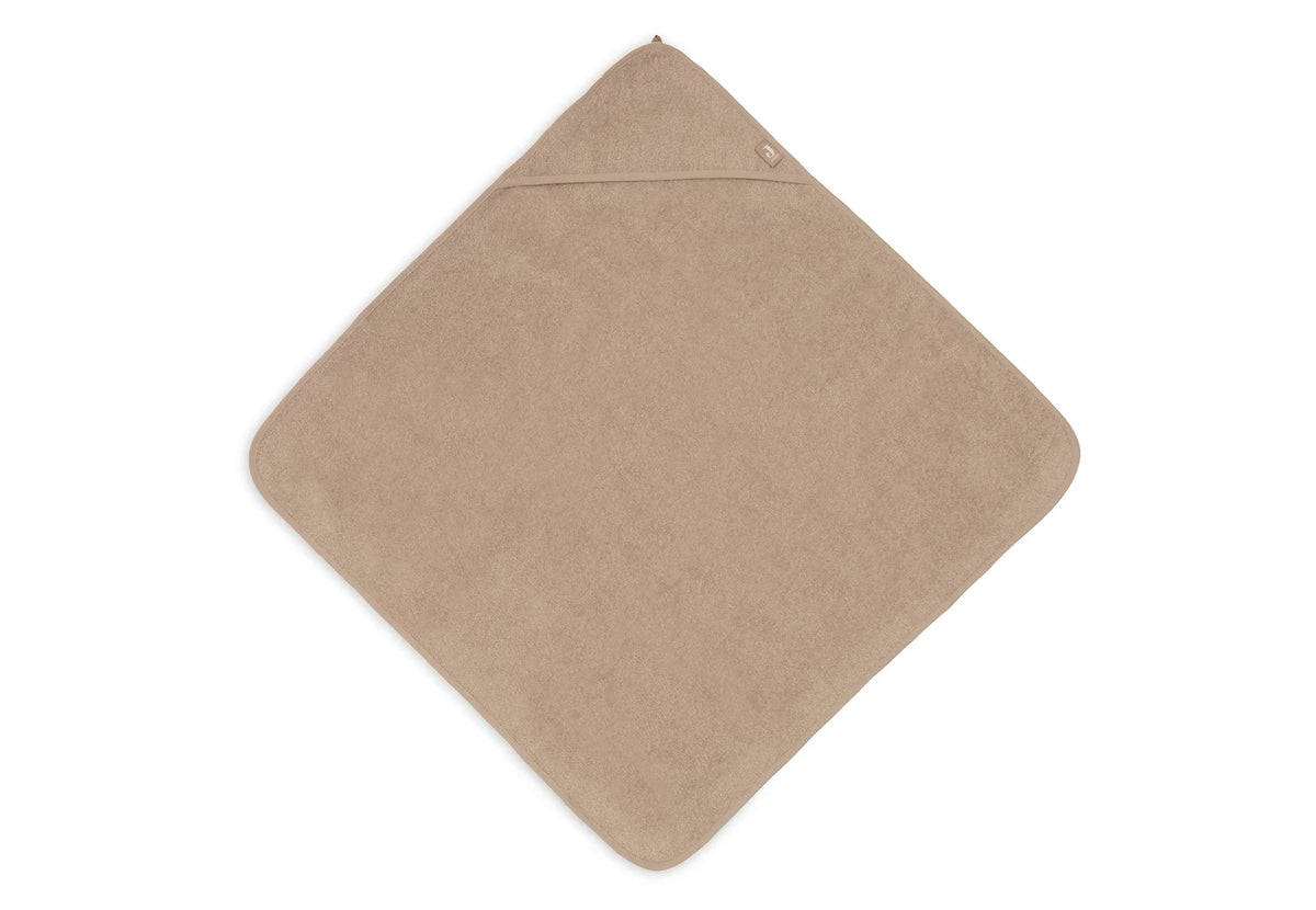 La cape de bain bébé Milky Coffee en éponge 100 % coton enveloppe bébé de douceur après le bain grâce à sa matière absorbante, sa capuche à petites oreilles et son format généreux. Cape de bain bébé en éponge Milky Coffee : une sortie de bain 100 % coton douce, absorbante et confortable avec capuche pour garder bébé bien au chaud.