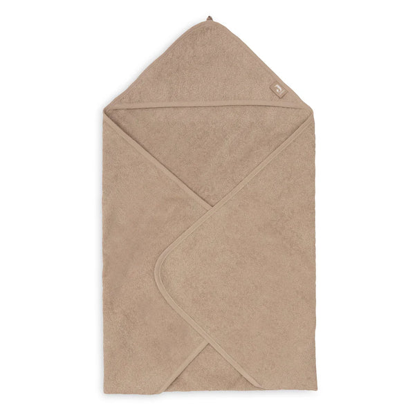 La cape de bain bébé Milky Coffee en éponge 100 % coton enveloppe bébé de douceur après le bain grâce à sa matière absorbante, sa capuche à petites oreilles et son format généreux. Cape de bain bébé en éponge Milky Coffee : une sortie de bain 100 % coton douce, absorbante et confortable avec capuche pour garder bébé bien au chaud.