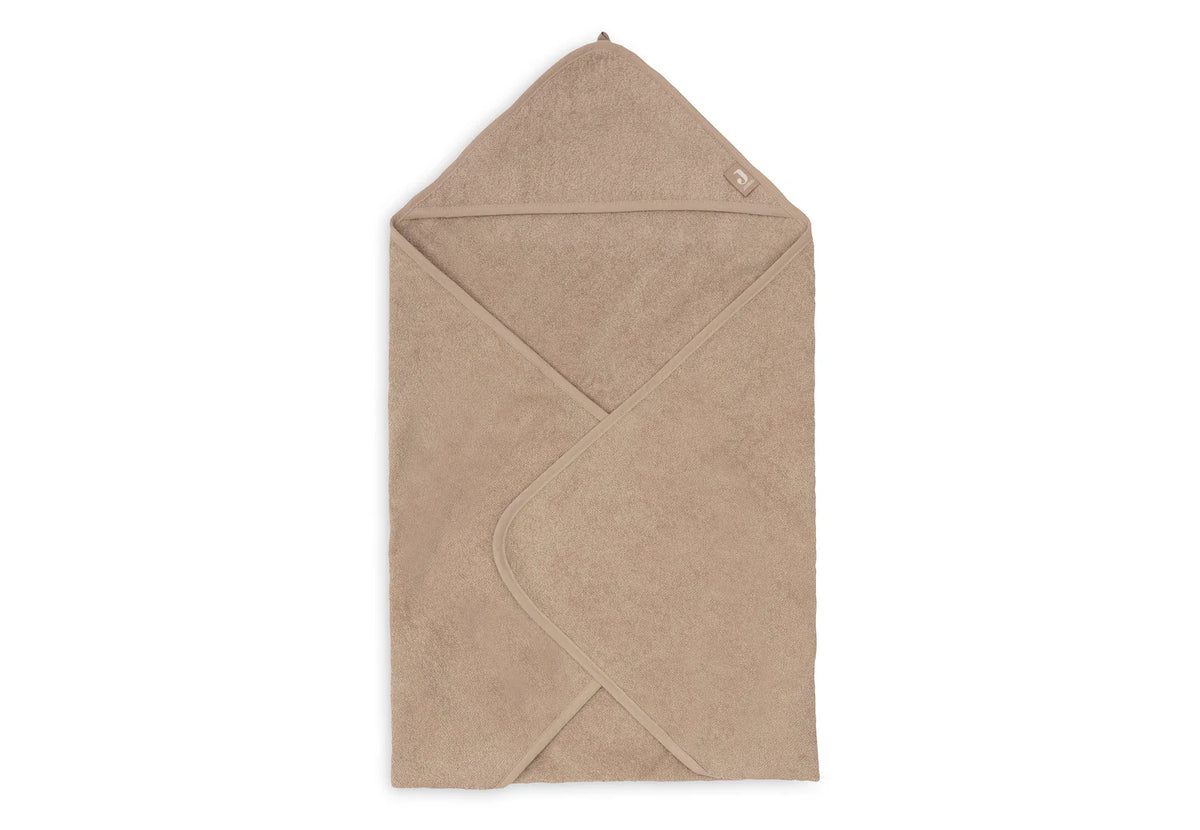 La cape de bain bébé Milky Coffee en éponge 100 % coton enveloppe bébé de douceur après le bain grâce à sa matière absorbante, sa capuche à petites oreilles et son format généreux. Cape de bain bébé en éponge Milky Coffee : une sortie de bain 100 % coton douce, absorbante et confortable avec capuche pour garder bébé bien au chaud.