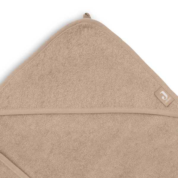 La cape de bain bébé Milky Coffee en éponge 100 % coton enveloppe bébé de douceur après le bain grâce à sa matière absorbante, sa capuche à petites oreilles et son format généreux. Cape de bain bébé en éponge Milky Coffee : une sortie de bain 100 % coton douce, absorbante et confortable avec capuche pour garder bébé bien au chaud.