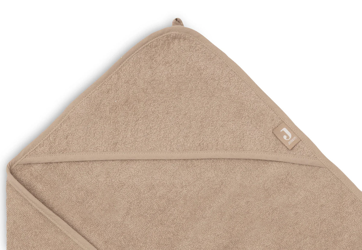 La cape de bain bébé Milky Coffee en éponge 100 % coton enveloppe bébé de douceur après le bain grâce à sa matière absorbante, sa capuche à petites oreilles et son format généreux. Cape de bain bébé en éponge Milky Coffee : une sortie de bain 100 % coton douce, absorbante et confortable avec capuche pour garder bébé bien au chaud.
