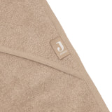 La cape de bain bébé Milky Coffee en éponge 100 % coton enveloppe bébé de douceur après le bain grâce à sa matière absorbante, sa capuche à petites oreilles et son format généreux. Cape de bain bébé en éponge Milky Coffee : une sortie de bain 100 % coton douce, absorbante et confortable avec capuche pour garder bébé bien au chaud.