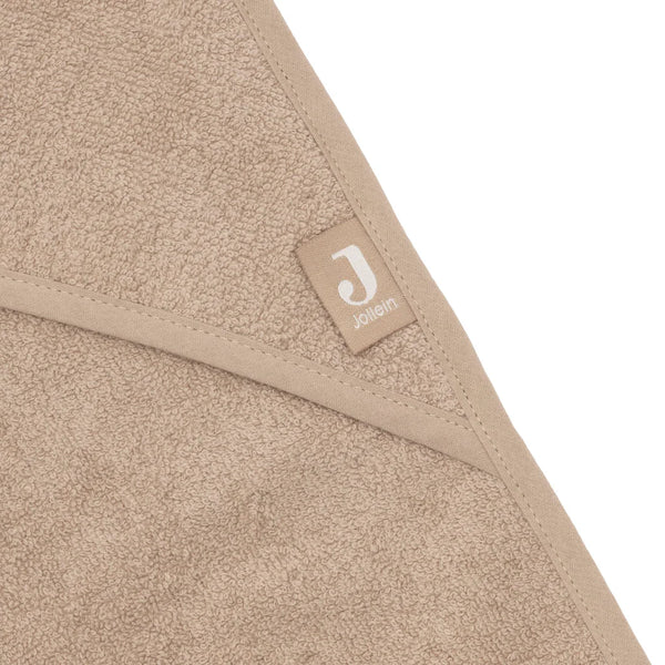 La cape de bain bébé Milky Coffee en éponge 100 % coton enveloppe bébé de douceur après le bain grâce à sa matière absorbante, sa capuche à petites oreilles et son format généreux. Cape de bain bébé en éponge Milky Coffee : une sortie de bain 100 % coton douce, absorbante et confortable avec capuche pour garder bébé bien au chaud.