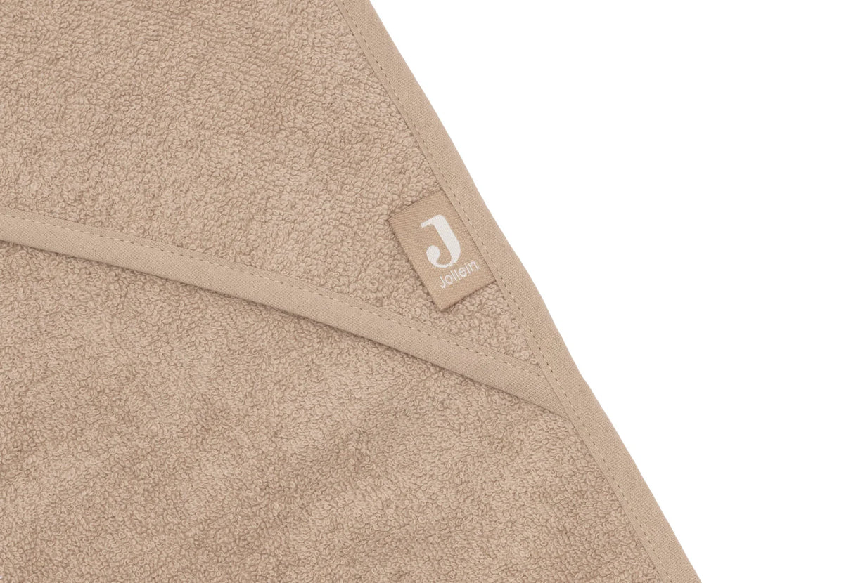 La cape de bain bébé Milky Coffee en éponge 100 % coton enveloppe bébé de douceur après le bain grâce à sa matière absorbante, sa capuche à petites oreilles et son format généreux. Cape de bain bébé en éponge Milky Coffee : une sortie de bain 100 % coton douce, absorbante et confortable avec capuche pour garder bébé bien au chaud.