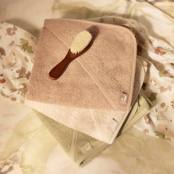La cape de bain bébé Milky Coffee en éponge 100 % coton enveloppe bébé de douceur après le bain grâce à sa matière absorbante, sa capuche à petites oreilles et son format généreux. Cape de bain bébé en éponge Milky Coffee : une sortie de bain 100 % coton douce, absorbante et confortable avec capuche pour garder bébé bien au chaud.