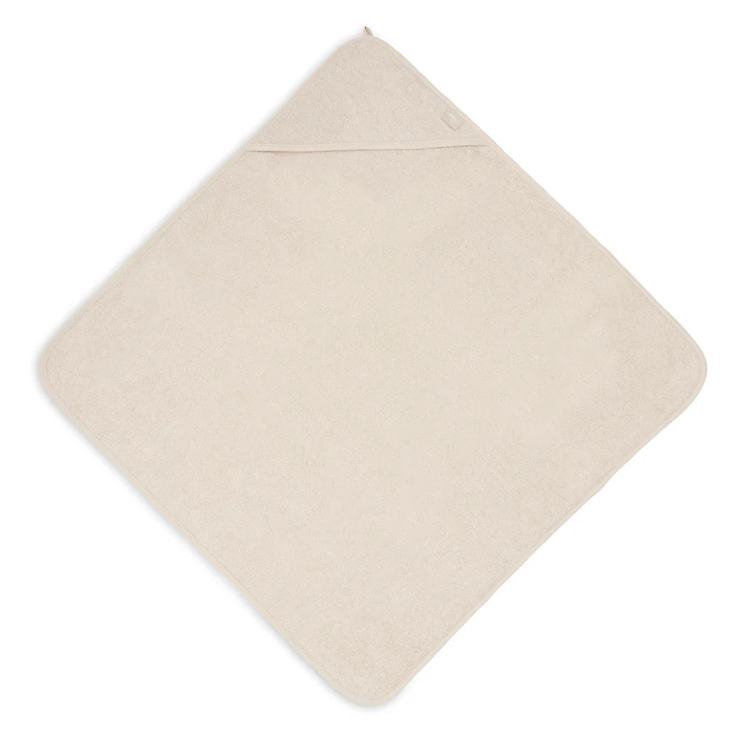 La cape de bain bébé Sand en éponge 100 % coton enveloppe bébé de douceur après le bain grâce à sa matière absorbante, sa capuche à petites oreilles et son format généreux. Cape de bain bébé en éponge Sand : une sortie de bain 100 % coton douce, absorbante et confortable avec capuche pour garder bébé bien au chaud.