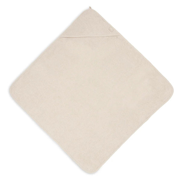 La cape de bain bébé Sand en éponge 100 % coton enveloppe bébé de douceur après le bain grâce à sa matière absorbante, sa capuche à petites oreilles et son format généreux. Cape de bain bébé en éponge Sand : une sortie de bain 100 % coton douce, absorbante et confortable avec capuche pour garder bébé bien au chaud.