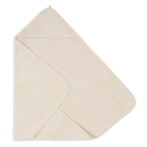 La cape de bain bébé Sand en éponge 100 % coton enveloppe bébé de douceur après le bain grâce à sa matière absorbante, sa capuche à petites oreilles et son format généreux. Cape de bain bébé en éponge Sand : une sortie de bain 100 % coton douce, absorbante et confortable avec capuche pour garder bébé bien au chaud.