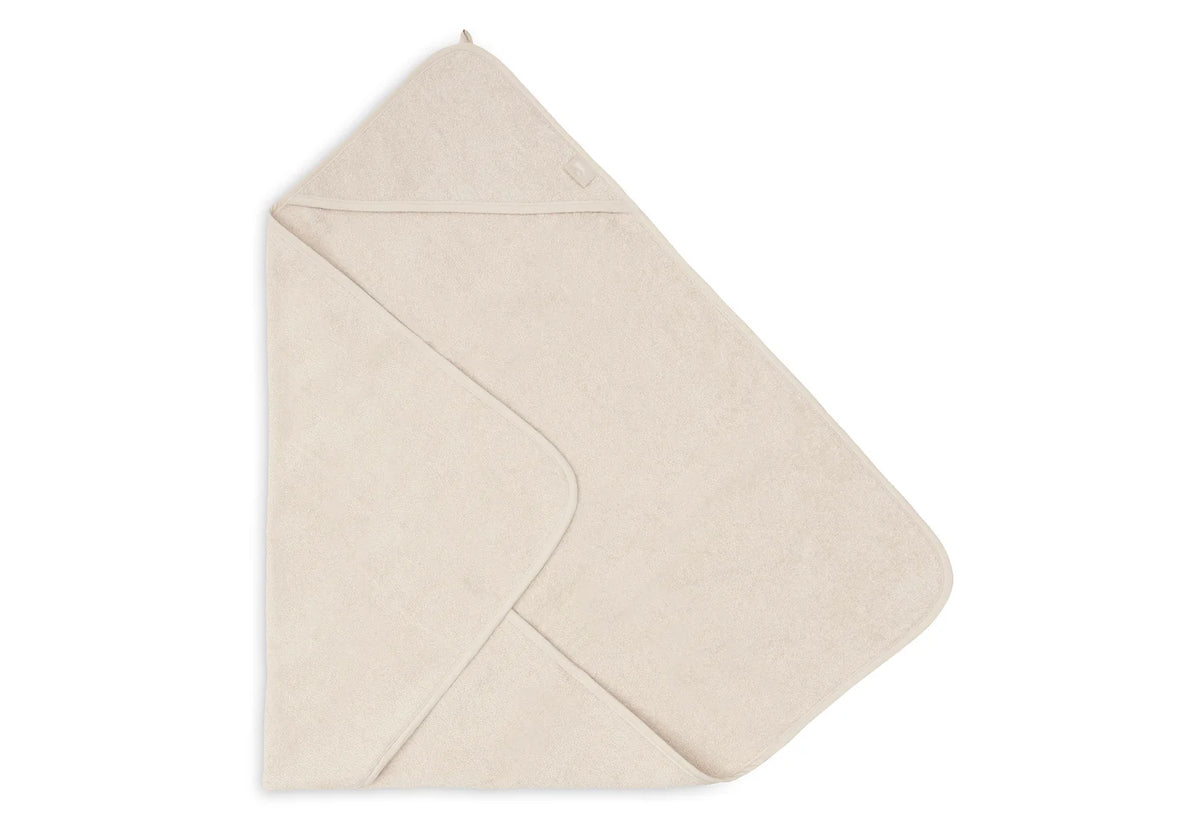 La cape de bain bébé Sand en éponge 100 % coton enveloppe bébé de douceur après le bain grâce à sa matière absorbante, sa capuche à petites oreilles et son format généreux. Cape de bain bébé en éponge Sand : une sortie de bain 100 % coton douce, absorbante et confortable avec capuche pour garder bébé bien au chaud.