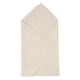 La cape de bain bébé Sand en éponge 100 % coton enveloppe bébé de douceur après le bain grâce à sa matière absorbante, sa capuche à petites oreilles et son format généreux. Cape de bain bébé en éponge Sand : une sortie de bain 100 % coton douce, absorbante et confortable avec capuche pour garder bébé bien au chaud.