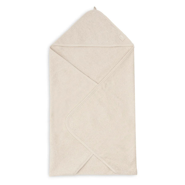 La cape de bain bébé Sand en éponge 100 % coton enveloppe bébé de douceur après le bain grâce à sa matière absorbante, sa capuche à petites oreilles et son format généreux. Cape de bain bébé en éponge Sand : une sortie de bain 100 % coton douce, absorbante et confortable avec capuche pour garder bébé bien au chaud.