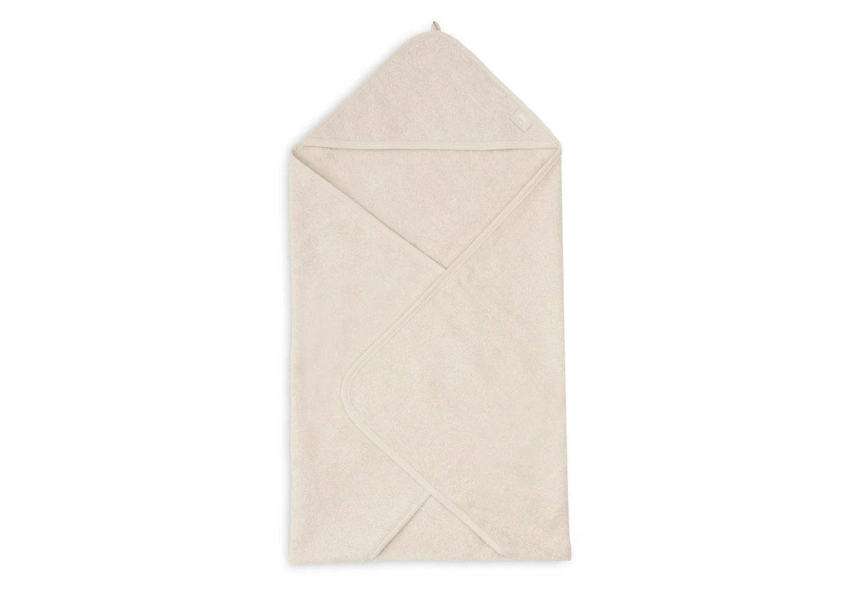 La cape de bain bébé Sand en éponge 100 % coton enveloppe bébé de douceur après le bain grâce à sa matière absorbante, sa capuche à petites oreilles et son format généreux. Cape de bain bébé en éponge Sand : une sortie de bain 100 % coton douce, absorbante et confortable avec capuche pour garder bébé bien au chaud.