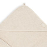 La cape de bain bébé Sand en éponge 100 % coton enveloppe bébé de douceur après le bain grâce à sa matière absorbante, sa capuche à petites oreilles et son format généreux. Cape de bain bébé en éponge Sand : une sortie de bain 100 % coton douce, absorbante et confortable avec capuche pour garder bébé bien au chaud.
