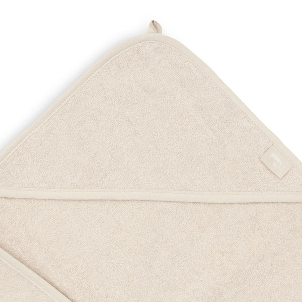 La cape de bain bébé Sand en éponge 100 % coton enveloppe bébé de douceur après le bain grâce à sa matière absorbante, sa capuche à petites oreilles et son format généreux. Cape de bain bébé en éponge Sand : une sortie de bain 100 % coton douce, absorbante et confortable avec capuche pour garder bébé bien au chaud.