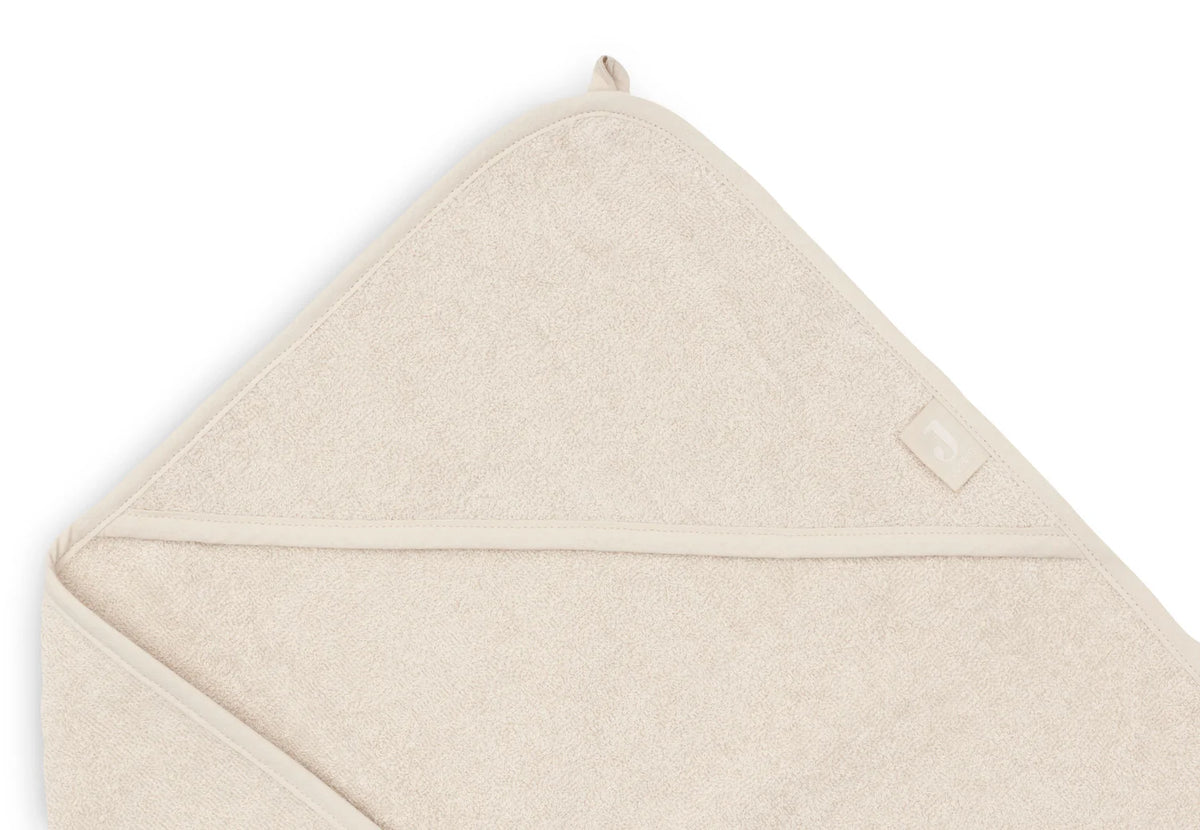 La cape de bain bébé Sand en éponge 100 % coton enveloppe bébé de douceur après le bain grâce à sa matière absorbante, sa capuche à petites oreilles et son format généreux. Cape de bain bébé en éponge Sand : une sortie de bain 100 % coton douce, absorbante et confortable avec capuche pour garder bébé bien au chaud.
