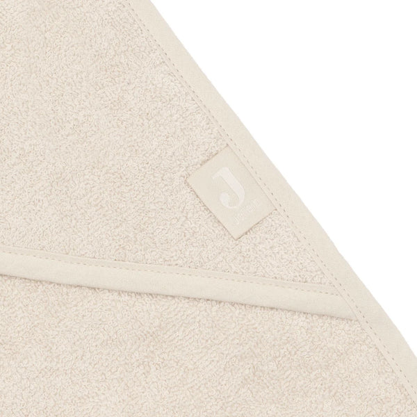 La cape de bain bébé Sand en éponge 100 % coton enveloppe bébé de douceur après le bain grâce à sa matière absorbante, sa capuche à petites oreilles et son format généreux. Cape de bain bébé en éponge Sand : une sortie de bain 100 % coton douce, absorbante et confortable avec capuche pour garder bébé bien au chaud.