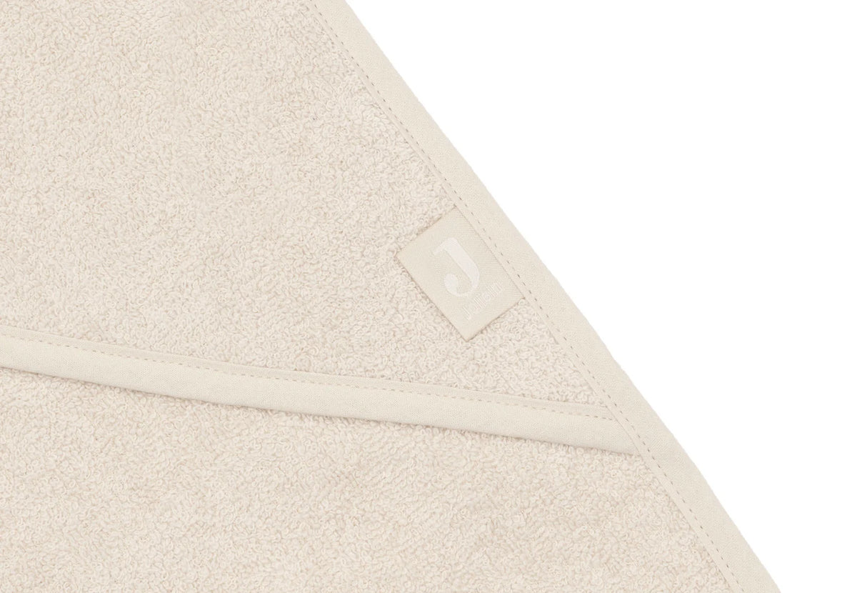 La cape de bain bébé Sand en éponge 100 % coton enveloppe bébé de douceur après le bain grâce à sa matière absorbante, sa capuche à petites oreilles et son format généreux. Cape de bain bébé en éponge Sand : une sortie de bain 100 % coton douce, absorbante et confortable avec capuche pour garder bébé bien au chaud.