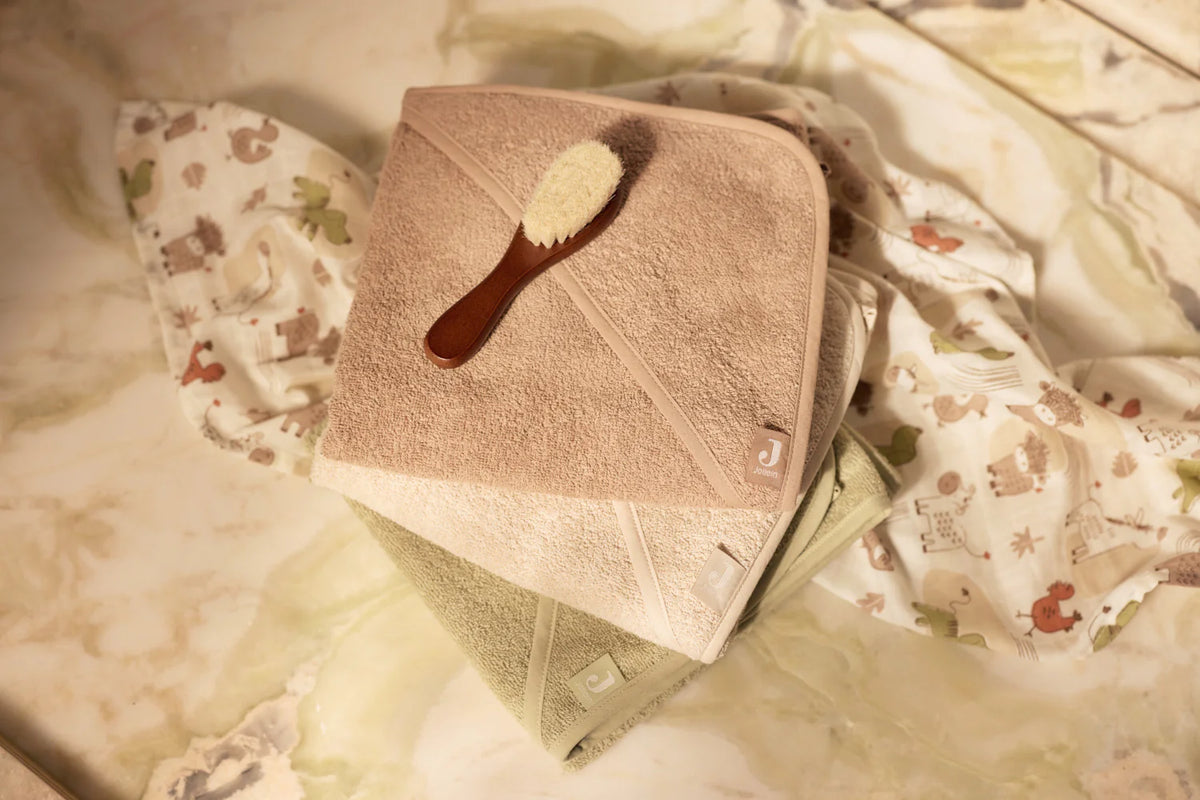 La cape de bain bébé Sand en éponge 100 % coton enveloppe bébé de douceur après le bain grâce à sa matière absorbante, sa capuche à petites oreilles et son format généreux. Cape de bain bébé en éponge Sand : une sortie de bain 100 % coton douce, absorbante et confortable avec capuche pour garder bébé bien au chaud.