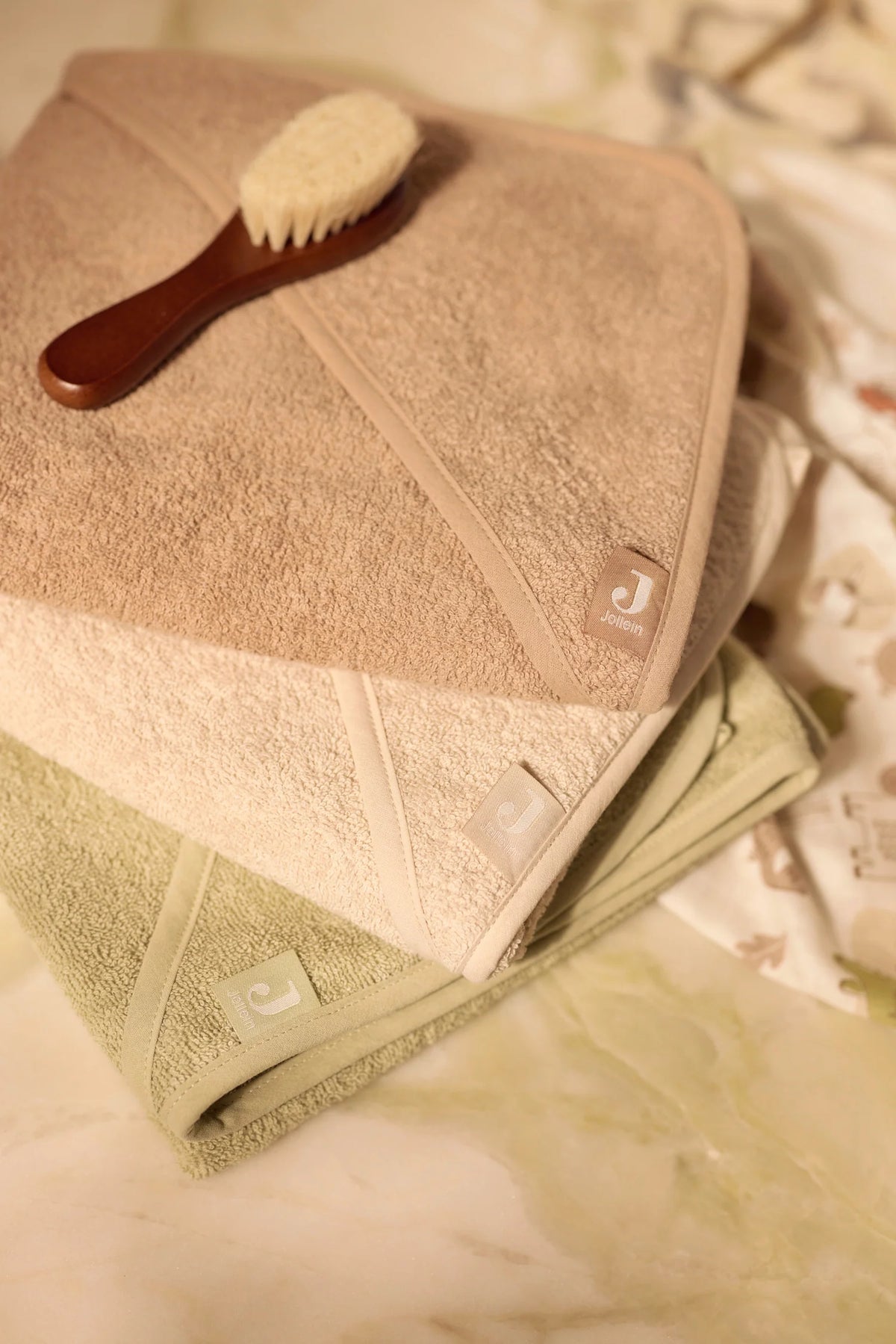 La cape de bain bébé Sand en éponge 100 % coton enveloppe bébé de douceur après le bain grâce à sa matière absorbante, sa capuche à petites oreilles et son format généreux. Cape de bain bébé en éponge Sand : une sortie de bain 100 % coton douce, absorbante et confortable avec capuche pour garder bébé bien au chaud.