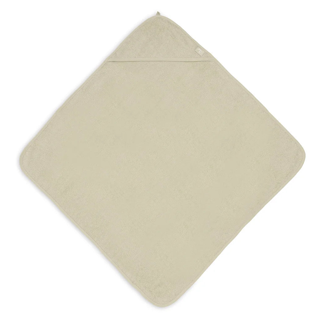 La cape de bain bébé Soft Matcha en éponge 100 % coton enveloppe bébé de douceur après le bain grâce à sa matière absorbante, sa capuche à petites oreilles et son format généreux. Cape de bain bébé en éponge Soft Matcha : une sortie de bain 100 % coton douce, absorbante et confortable avec capuche pour garder bébé bien au chaud.