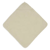 La cape de bain bébé Soft Matcha en éponge 100 % coton enveloppe bébé de douceur après le bain grâce à sa matière absorbante, sa capuche à petites oreilles et son format généreux. Cape de bain bébé en éponge Soft Matcha : une sortie de bain 100 % coton douce, absorbante et confortable avec capuche pour garder bébé bien au chaud.