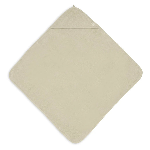 La cape de bain bébé Soft Matcha en éponge 100 % coton enveloppe bébé de douceur après le bain grâce à sa matière absorbante, sa capuche à petites oreilles et son format généreux. Cape de bain bébé en éponge Soft Matcha : une sortie de bain 100 % coton douce, absorbante et confortable avec capuche pour garder bébé bien au chaud.