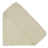 La cape de bain bébé Soft Matcha en éponge 100 % coton enveloppe bébé de douceur après le bain grâce à sa matière absorbante, sa capuche à petites oreilles et son format généreux. Cape de bain bébé en éponge Soft Matcha : une sortie de bain 100 % coton douce, absorbante et confortable avec capuche pour garder bébé bien au chaud.
