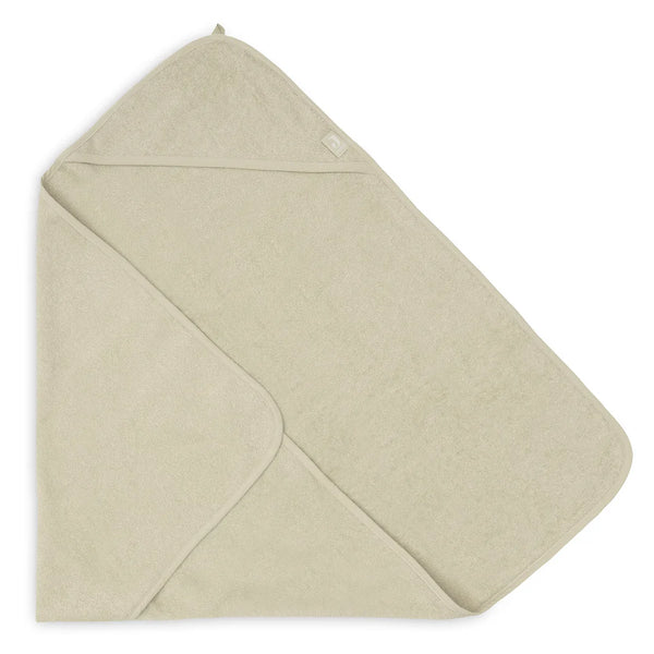 La cape de bain bébé Soft Matcha en éponge 100 % coton enveloppe bébé de douceur après le bain grâce à sa matière absorbante, sa capuche à petites oreilles et son format généreux. Cape de bain bébé en éponge Soft Matcha : une sortie de bain 100 % coton douce, absorbante et confortable avec capuche pour garder bébé bien au chaud.