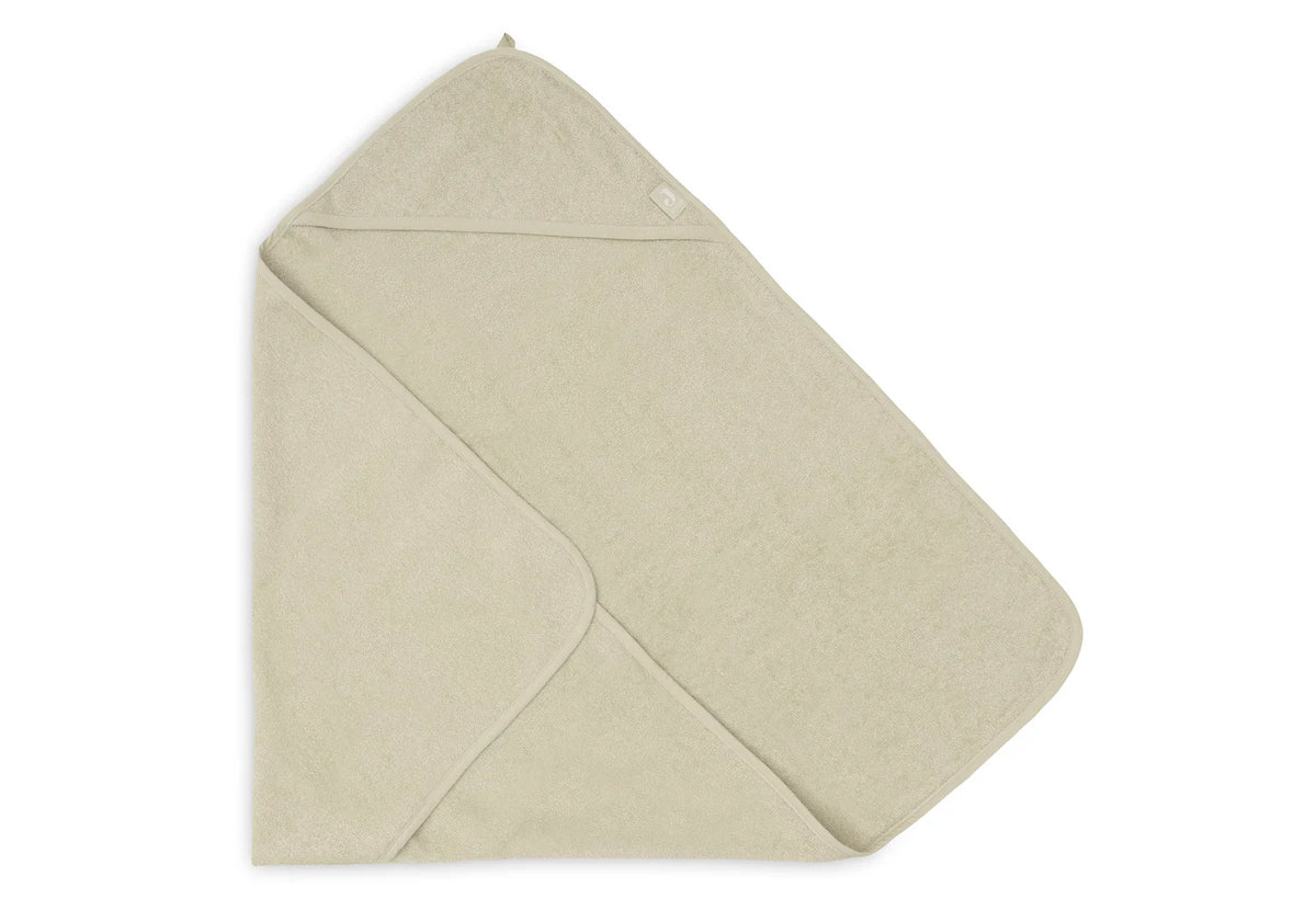 La cape de bain bébé Soft Matcha en éponge 100 % coton enveloppe bébé de douceur après le bain grâce à sa matière absorbante, sa capuche à petites oreilles et son format généreux. Cape de bain bébé en éponge Soft Matcha : une sortie de bain 100 % coton douce, absorbante et confortable avec capuche pour garder bébé bien au chaud.