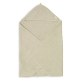 La cape de bain bébé Soft Matcha en éponge 100 % coton enveloppe bébé de douceur après le bain grâce à sa matière absorbante, sa capuche à petites oreilles et son format généreux. Cape de bain bébé en éponge Soft Matcha : une sortie de bain 100 % coton douce, absorbante et confortable avec capuche pour garder bébé bien au chaud.