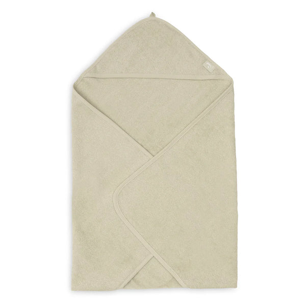 La cape de bain bébé Soft Matcha en éponge 100 % coton enveloppe bébé de douceur après le bain grâce à sa matière absorbante, sa capuche à petites oreilles et son format généreux. Cape de bain bébé en éponge Soft Matcha : une sortie de bain 100 % coton douce, absorbante et confortable avec capuche pour garder bébé bien au chaud.