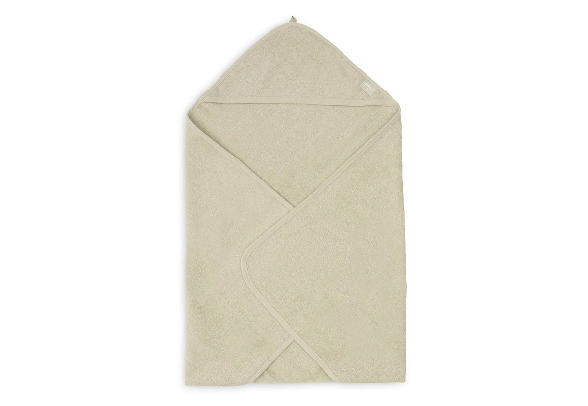 La cape de bain bébé Soft Matcha en éponge 100 % coton enveloppe bébé de douceur après le bain grâce à sa matière absorbante, sa capuche à petites oreilles et son format généreux. Cape de bain bébé en éponge Soft Matcha : une sortie de bain 100 % coton douce, absorbante et confortable avec capuche pour garder bébé bien au chaud.