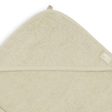 La cape de bain bébé Soft Matcha en éponge 100 % coton enveloppe bébé de douceur après le bain grâce à sa matière absorbante, sa capuche à petites oreilles et son format généreux. Cape de bain bébé en éponge Soft Matcha : une sortie de bain 100 % coton douce, absorbante et confortable avec capuche pour garder bébé bien au chaud.