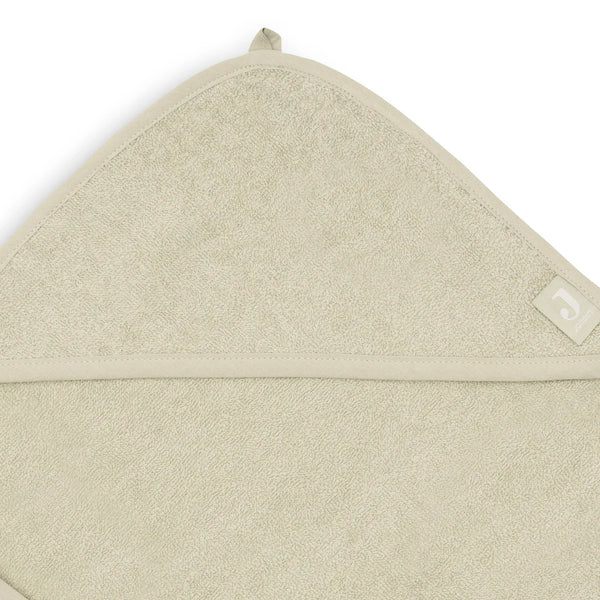 La cape de bain bébé Soft Matcha en éponge 100 % coton enveloppe bébé de douceur après le bain grâce à sa matière absorbante, sa capuche à petites oreilles et son format généreux. Cape de bain bébé en éponge Soft Matcha : une sortie de bain 100 % coton douce, absorbante et confortable avec capuche pour garder bébé bien au chaud.