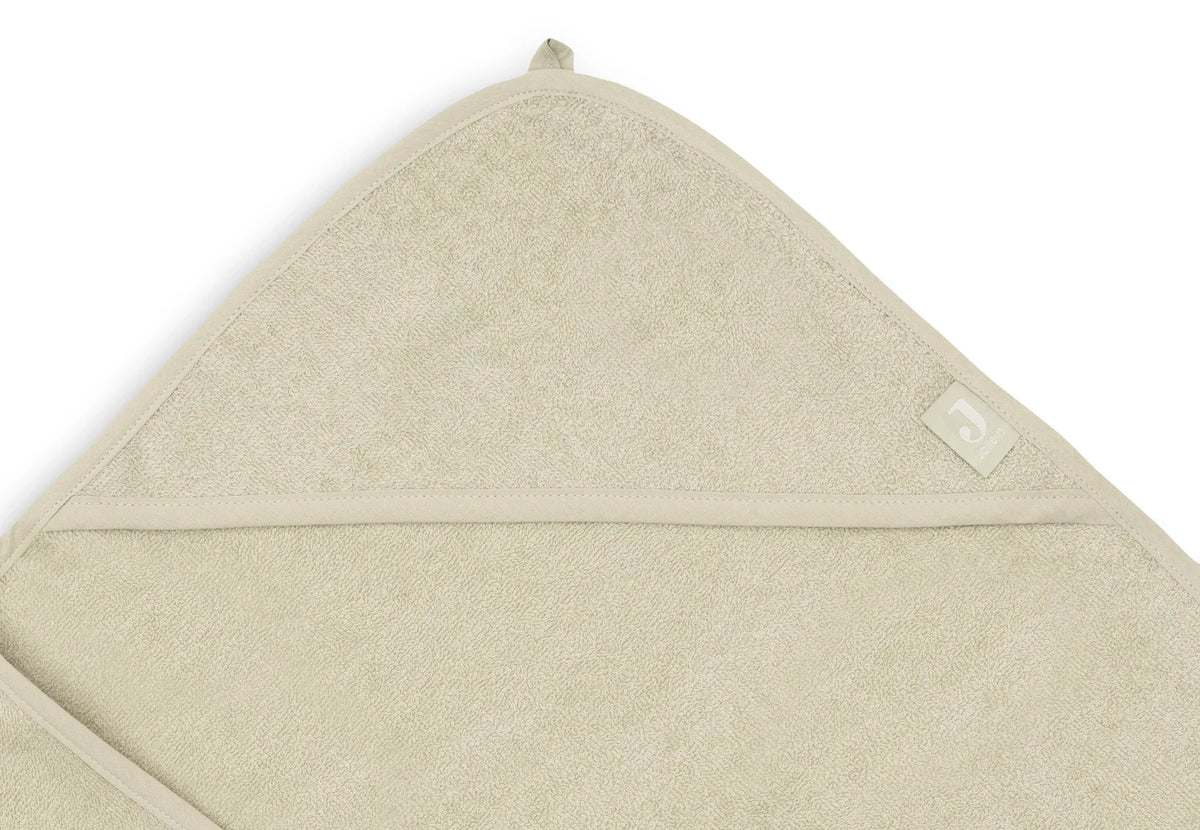 La cape de bain bébé Soft Matcha en éponge 100 % coton enveloppe bébé de douceur après le bain grâce à sa matière absorbante, sa capuche à petites oreilles et son format généreux. Cape de bain bébé en éponge Soft Matcha : une sortie de bain 100 % coton douce, absorbante et confortable avec capuche pour garder bébé bien au chaud.